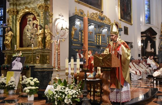 https://diecezja.lowicz.pl/app/uploads/DSC_4499-1-555x360.jpg
