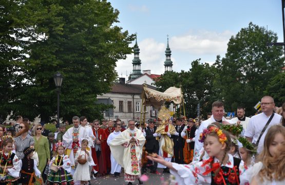 https://diecezja.lowicz.pl/app/uploads/DSC_5545-555x360.jpg