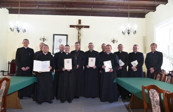 https://diecezja.lowicz.pl/app/uploads/DSC_6049-555x360.jpg